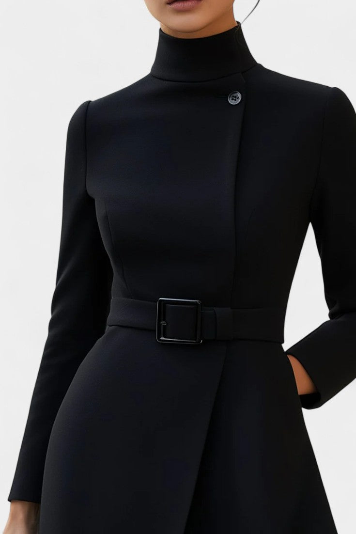 Estée Robe Noire Asymétrique à Col Montant et Ceinture Élégante
