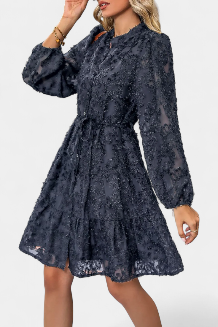 Soreia Robe à Manches Longues Texturées et Boutonnage Moderne