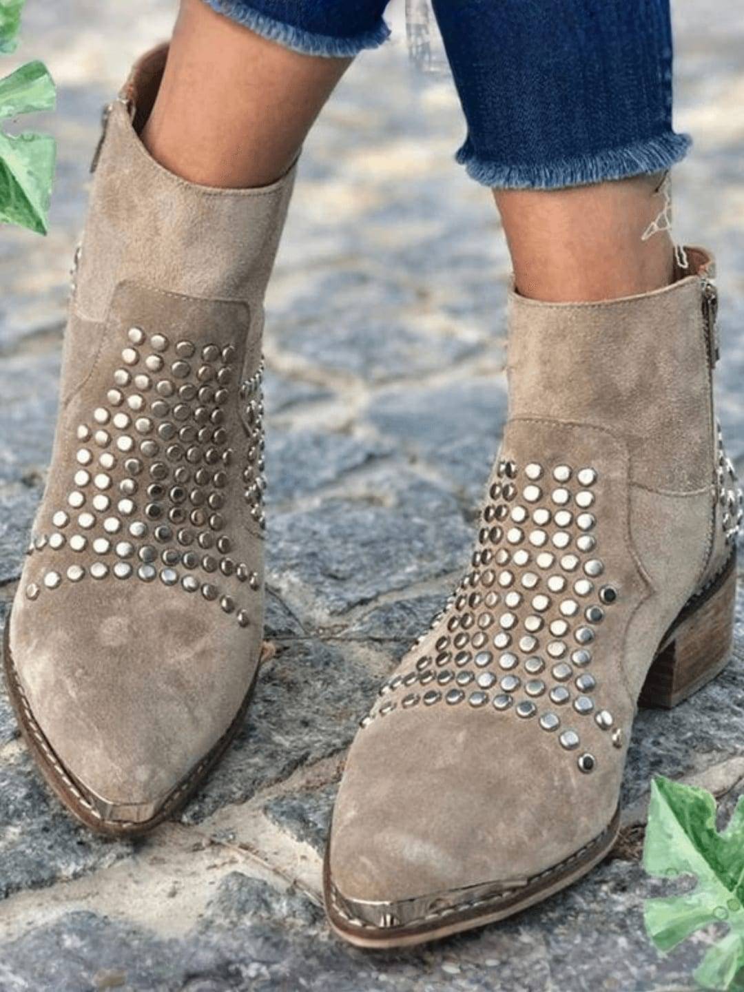 Maison La Veine™ | Bottines en daim beige avec clous argentés pour un style affirmé