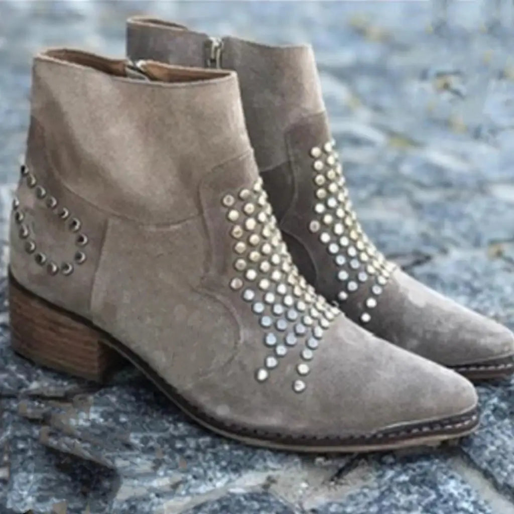 Maison La Veine™ | Bottines en daim beige avec clous argentés pour un style affirmé