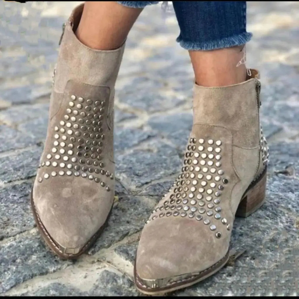 Maison La Veine™ | Bottines en daim beige avec clous argentés pour un style affirmé