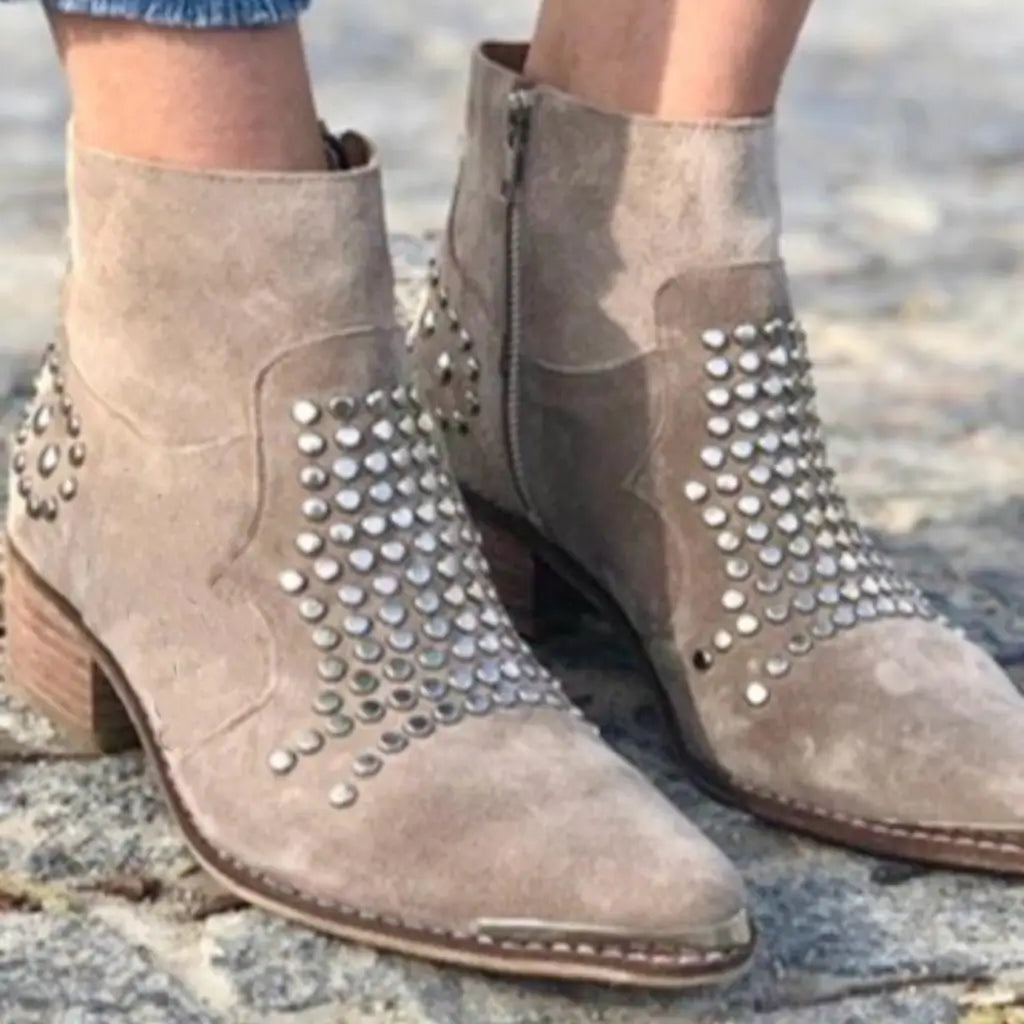 Maison La Veine™ | Bottines en daim beige avec clous argentés pour un style affirmé