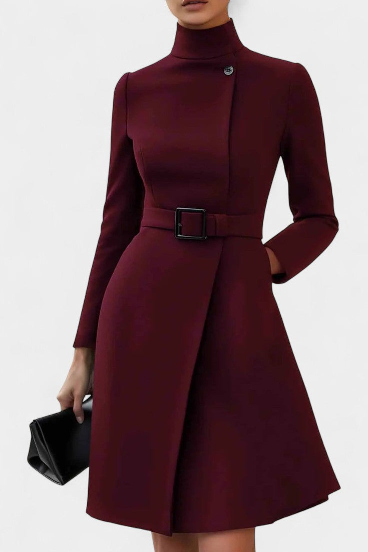 Estée Robe Noire Asymétrique à Col Montant et Ceinture Élégante