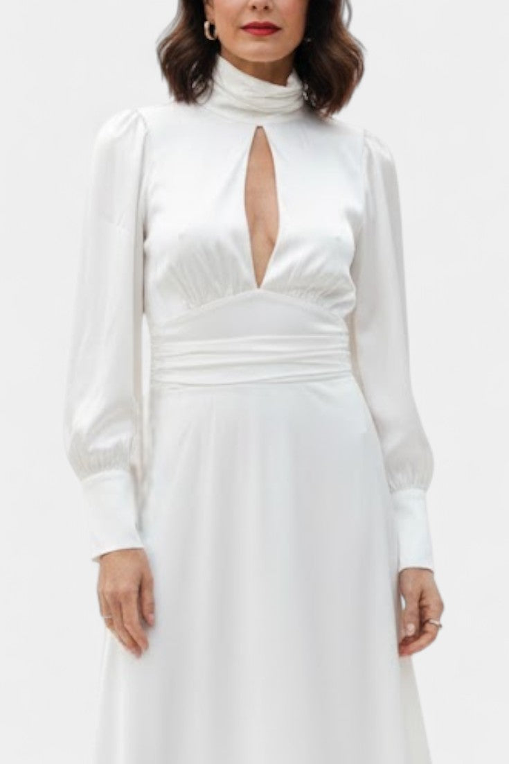 Abundia Robe Longue Satinée à Col Montant et Découpe Délicate