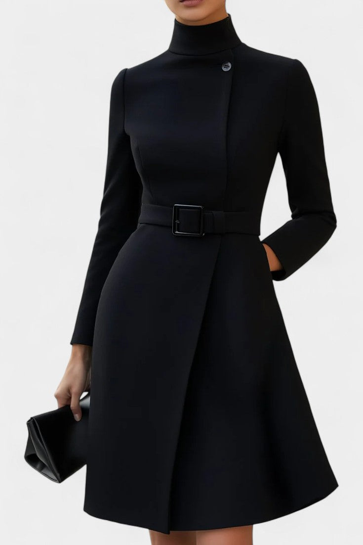Estée Robe Noire Asymétrique à Col Montant et Ceinture Élégante