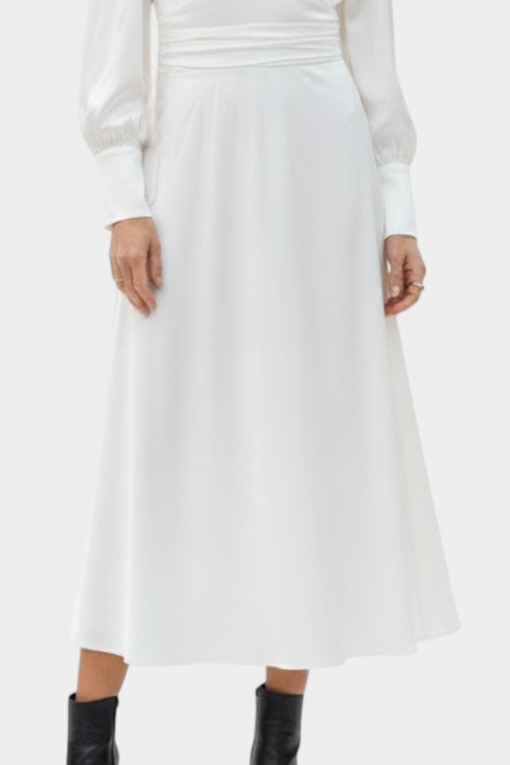 Abundia Robe Longue Satinée à Col Montant et Découpe Délicate
