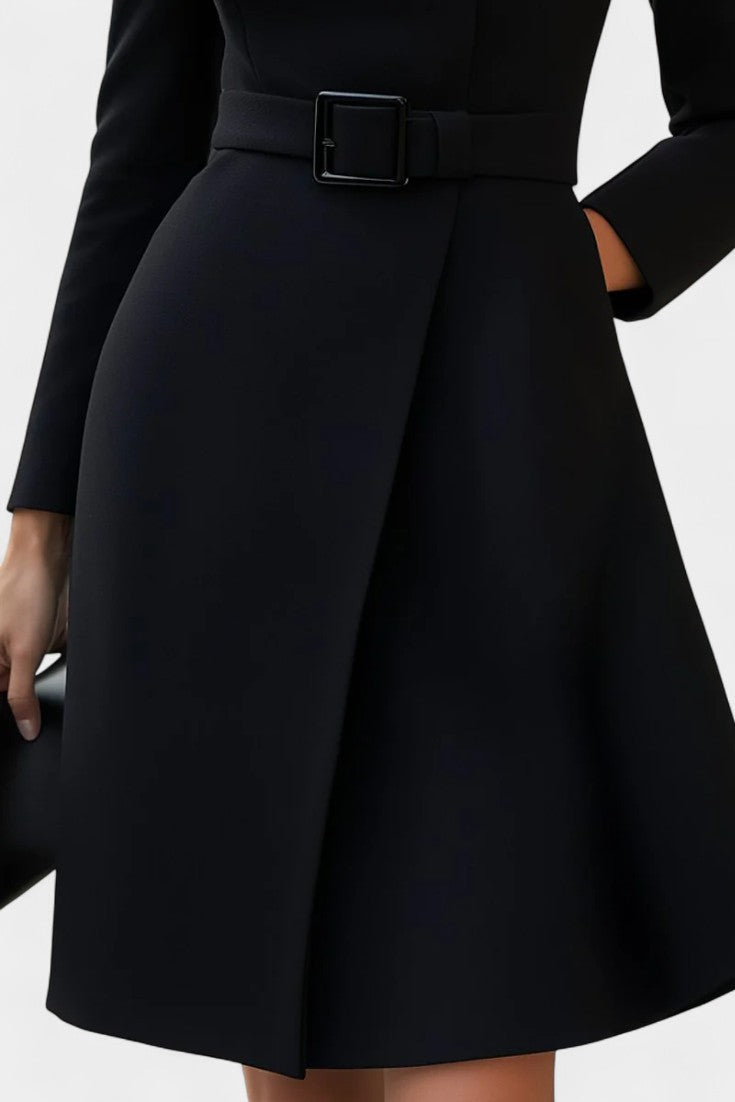 Estée Robe Noire Asymétrique à Col Montant et Ceinture Élégante