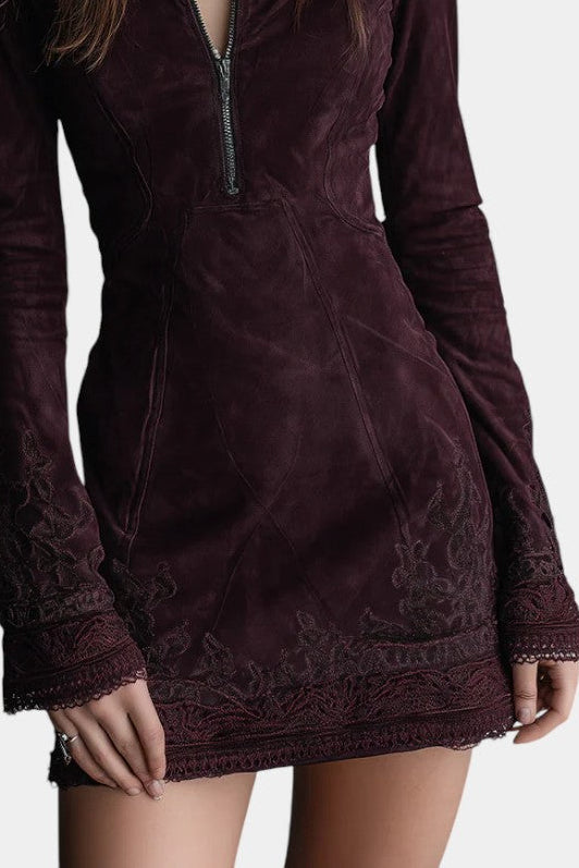 Pétronille Robe Mini en Suédine Brodée et Dentelle Violet Foncé d’Esprit Vintage